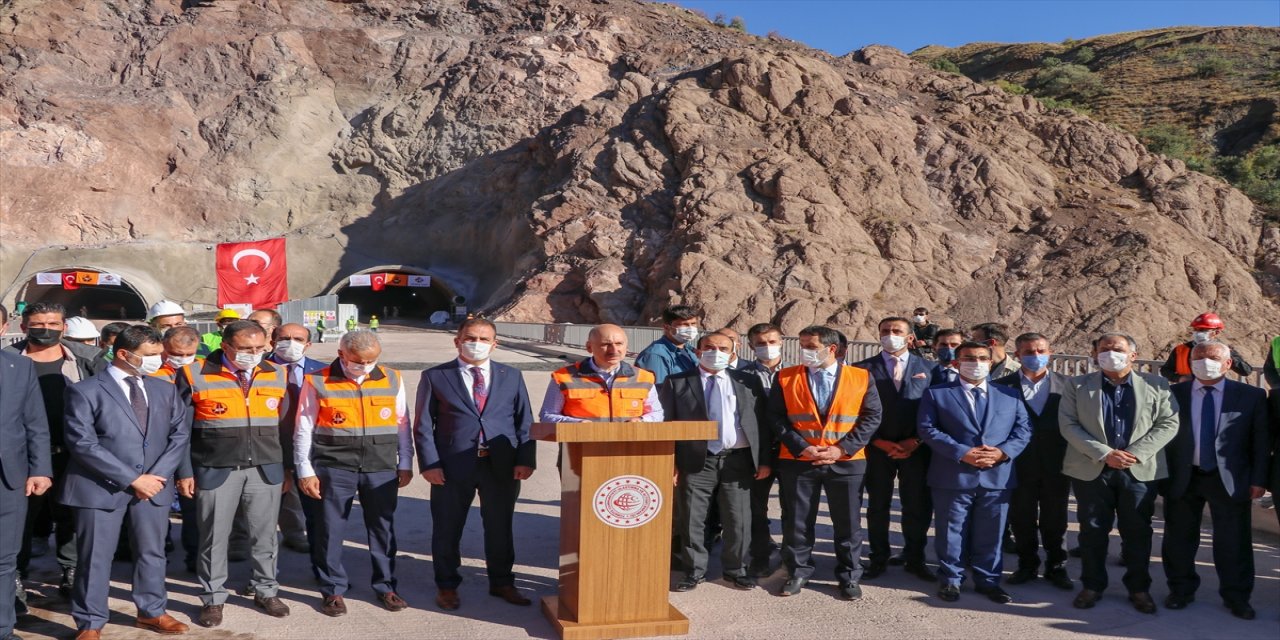 Ulaştırma ve Altyapı Bakanı Adil Karaismailoğlu Yüksekova'daki tünel şantiyesinde incelemelerde bulundu