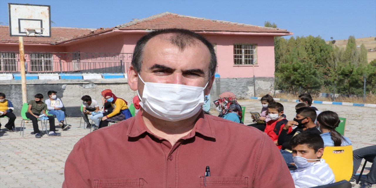 Yozgatlı profesör köy okullarını gezip öğrencileri motive ediyor