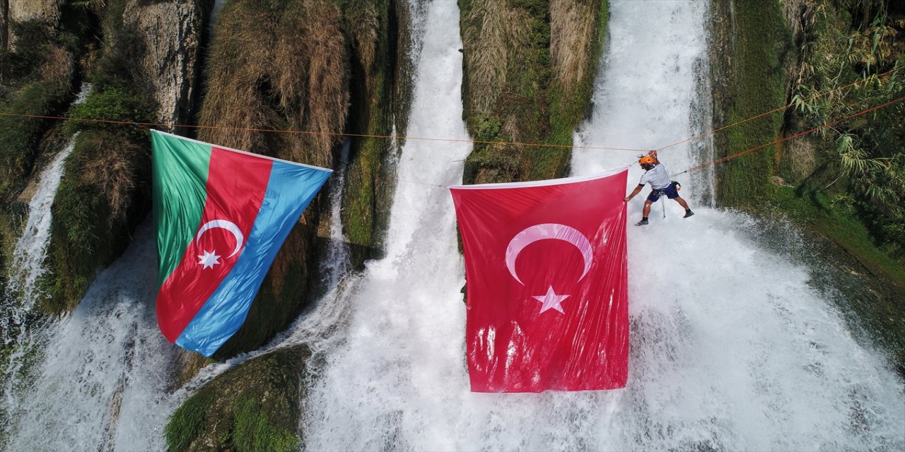 Antalya'da dağcılar şelaleye Türkiye ve Azerbaycan bayrakları astı