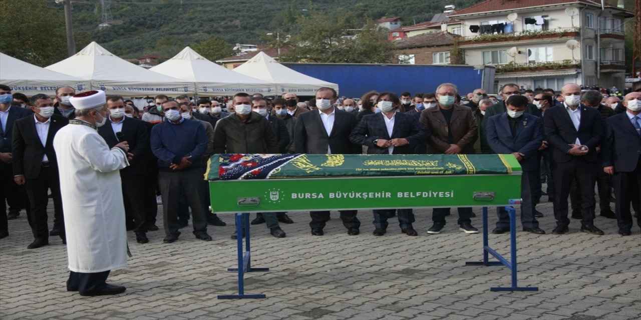 Depremde hayatını kaybeden 10 yaşındaki Elif son yolculuğuna uğurlandı