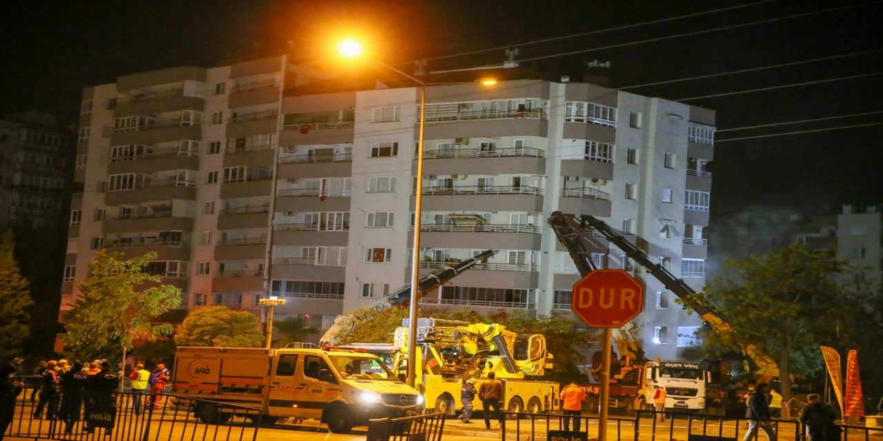İzmir'deki depremde iki katı çöken Yılmaz Erbek Apartmanı'nın yıkımı başladı
