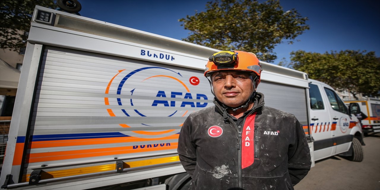 Yan yatan binadan canları pahasına 4 kişiyi kurtardılar