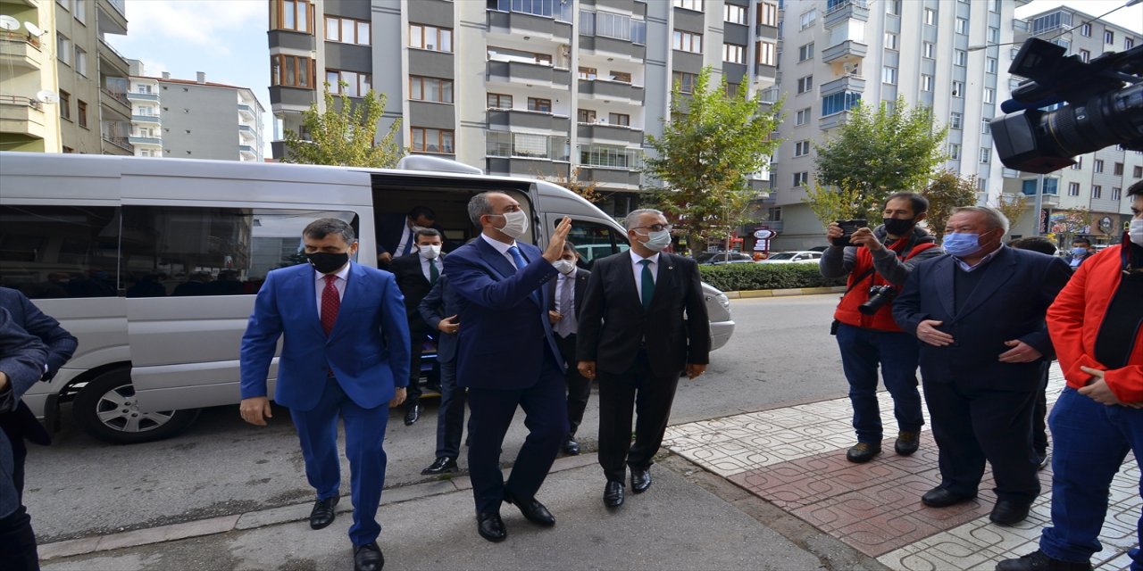 Adalet Bakanı Gül, depremzede aileye başsağlığı ziyaretinde bulundu