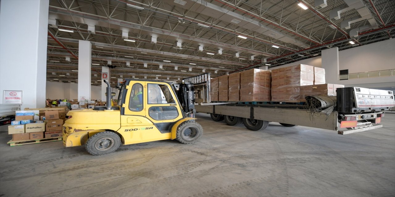 İzmir'deki depremzedelere yardımlar gelmeye devam ediyor