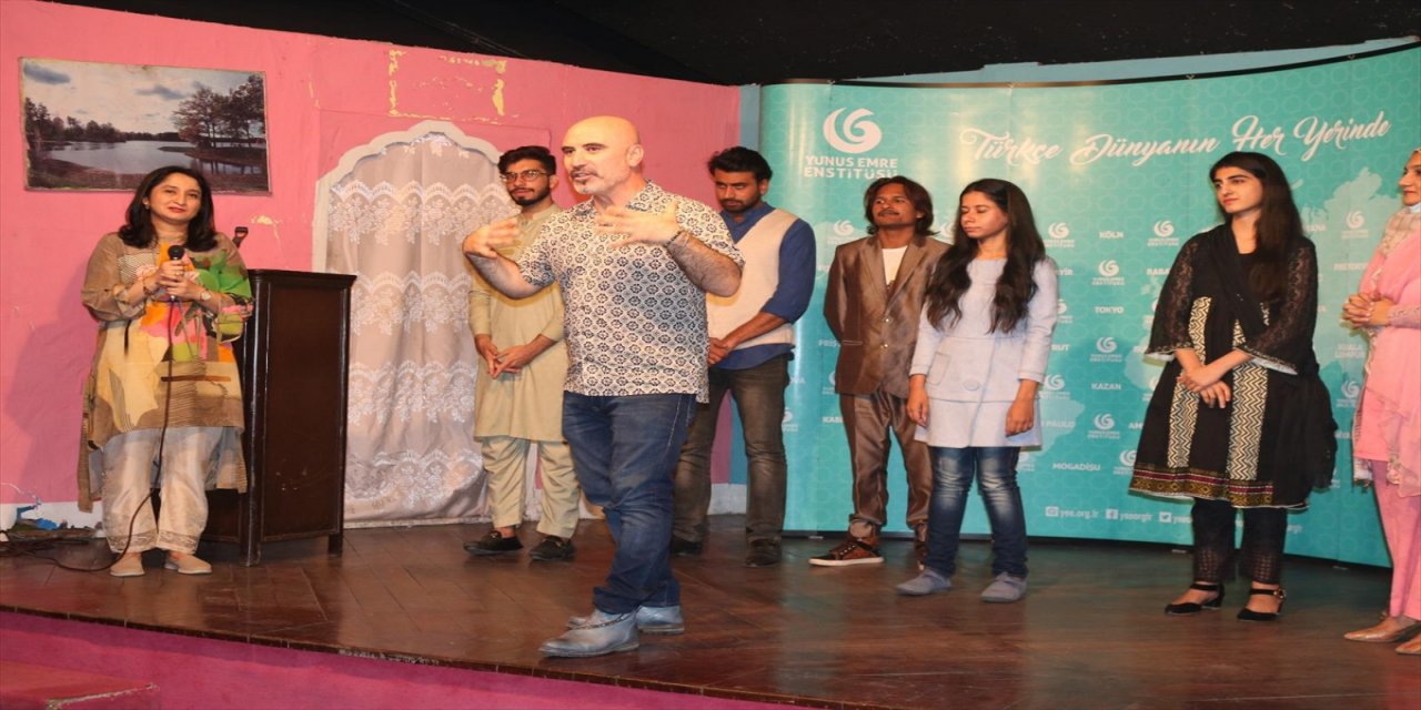 Pakistan'da konservatuvar öğrencileri, YEE'nin atölyesinde buluştu