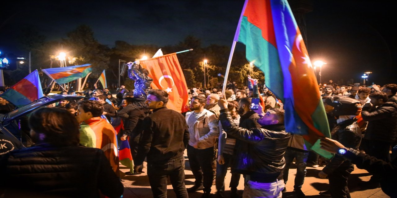 Azerbaycanlılar Dağlık Karabağ'da varılan anlaşmayı coşkuyla kutluyor