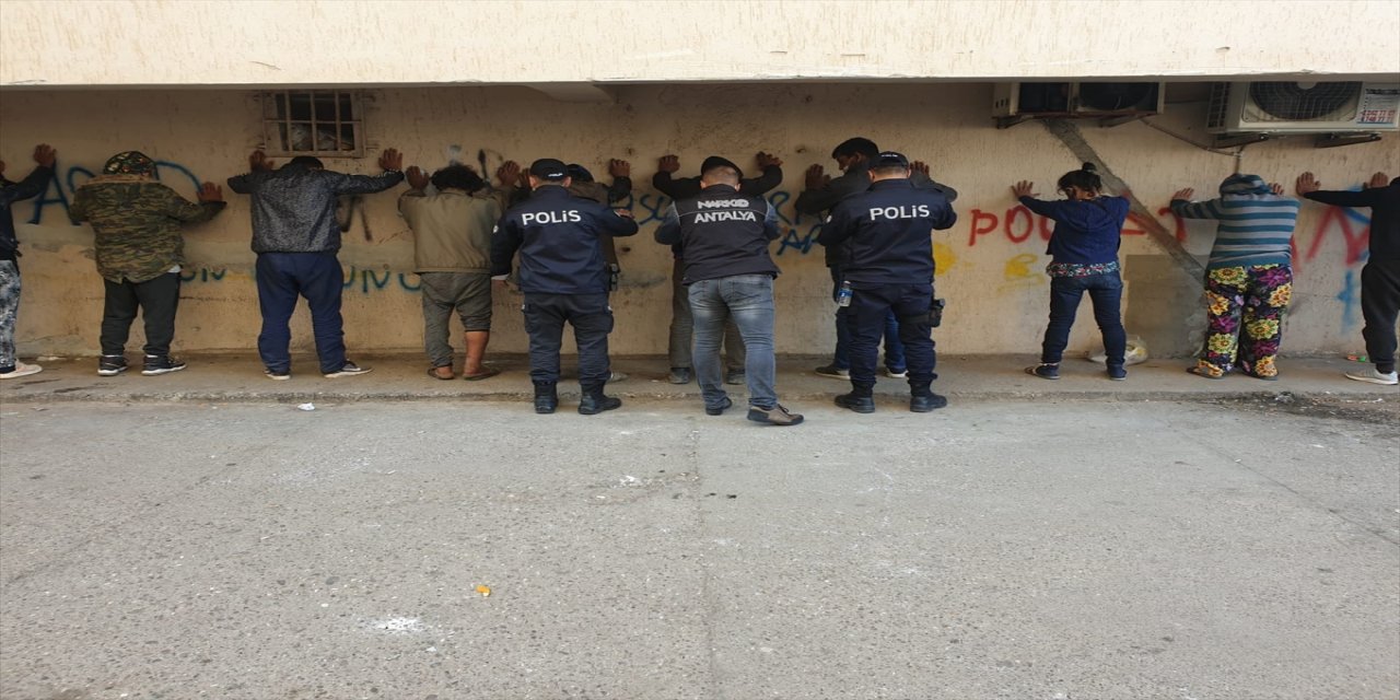 Antalya'da 300 polisle uyuşturucu operasyonu