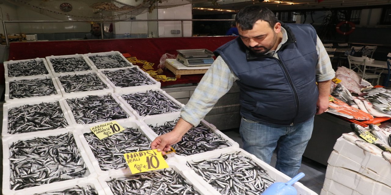 Karadeniz'de avlanan hamsi tezgahları süsledi