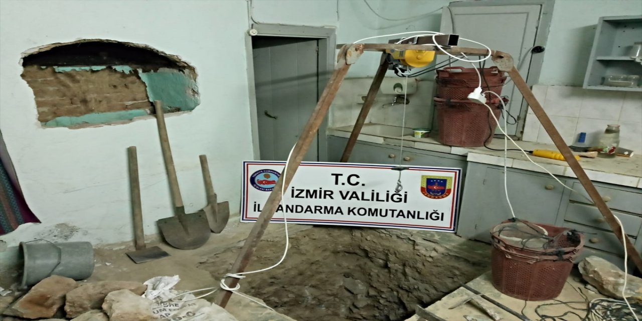 İzmir'de bir evin mutfağında kaçak kazı yapan 6 kişi gözaltına alındı