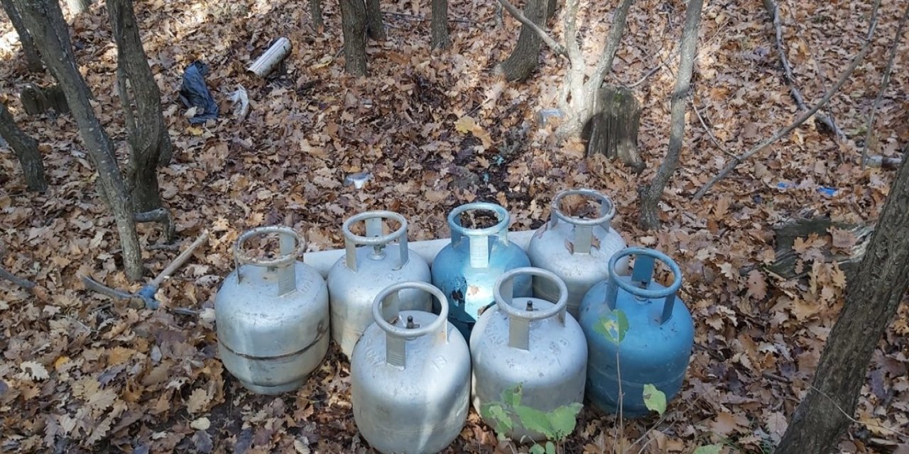 Muş'ta terör örgütü PKK'ya yönelik operasyonda yaşam malzemeleri ele geçirildi