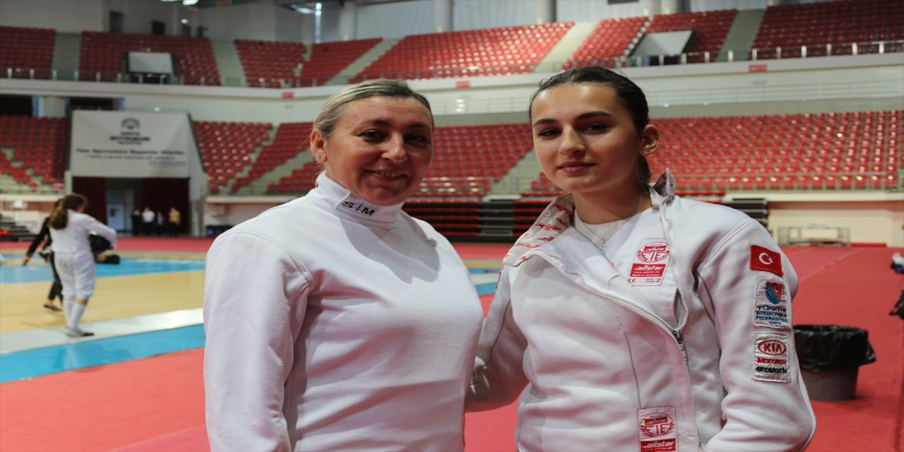 Milli eskrimci kızından etkilenen fizik öğretmeni anne aynı spora başladı