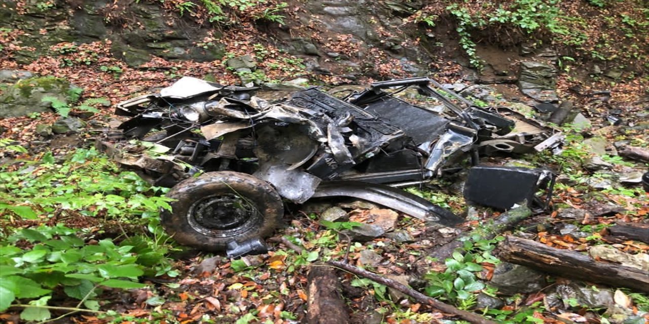 Trabzon'da, 400 metrelik uçuruma yuvarlanan kamyonetteki 2 kişi yaralandı