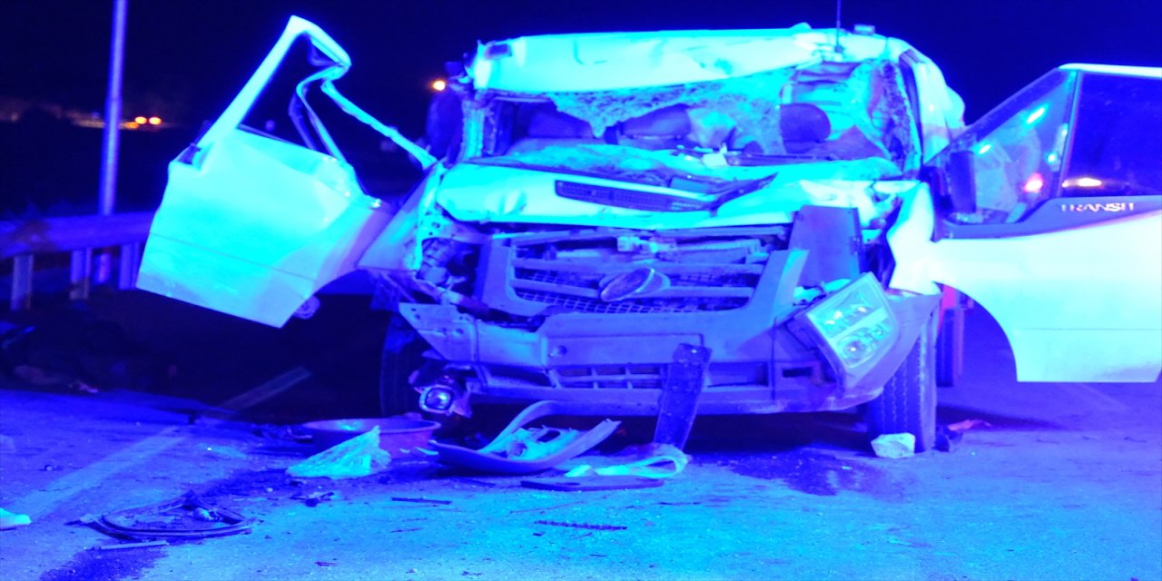 Mersin'de kamyon ile kamyonet çarpıştı: 2 ölü, 2 yaralı