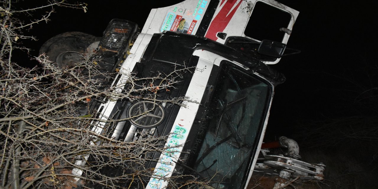 Malatya'da beton pompası devrildi: 2 yaralı