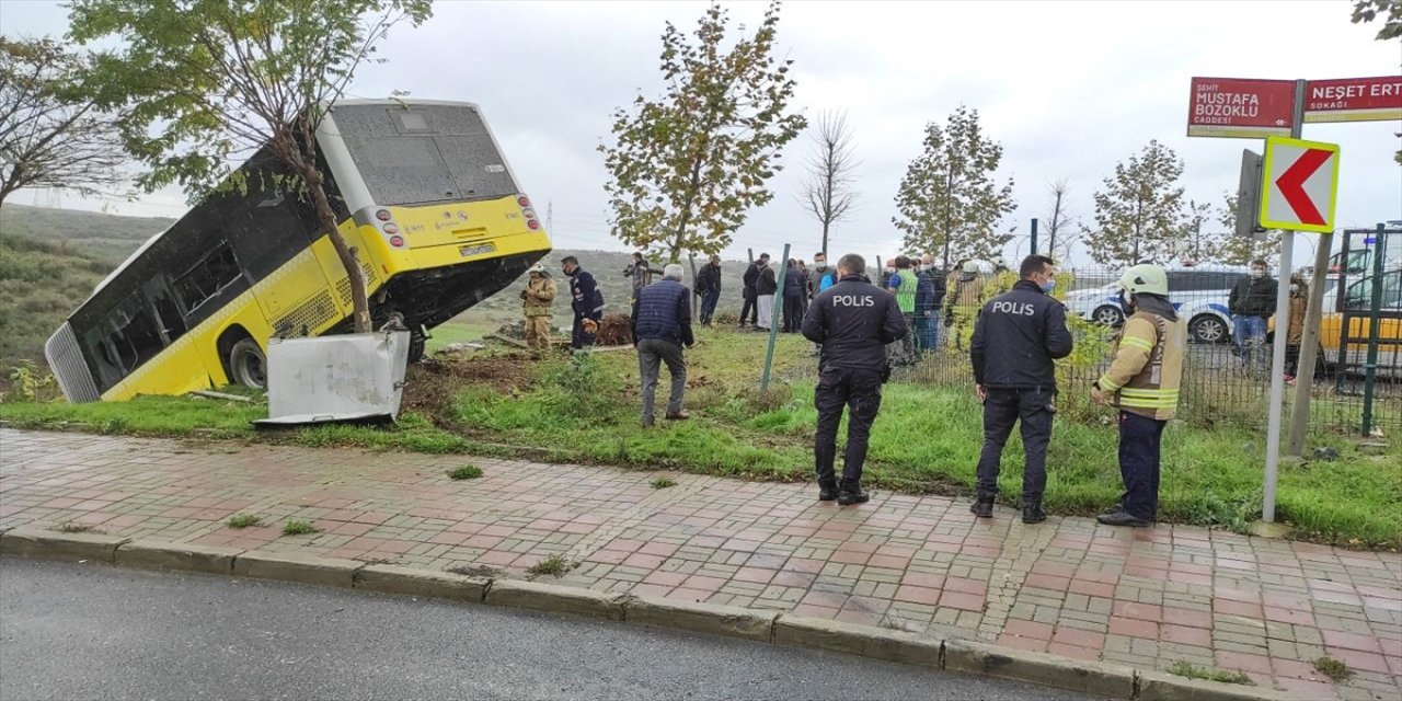 Başakşehir'de İETT otobüsü devrildi