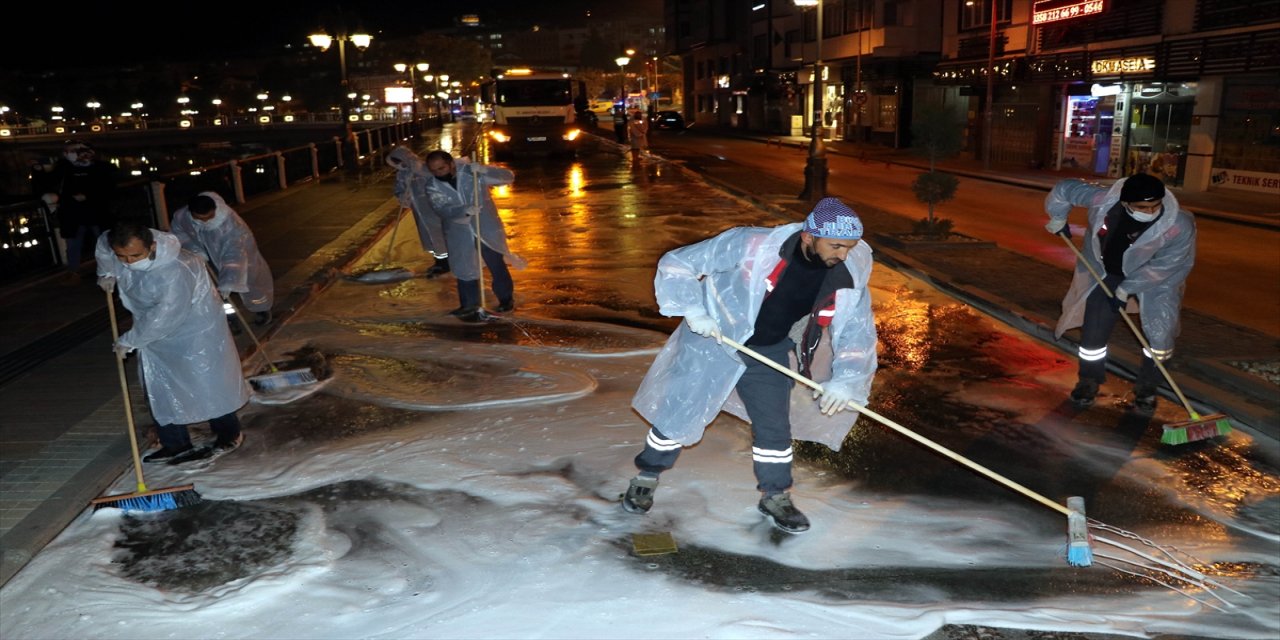 Sokağa çıkma kısıtlamasını fırsat bilen belediye ekibi Amasya'yı köpüklü suyla yıkıyor