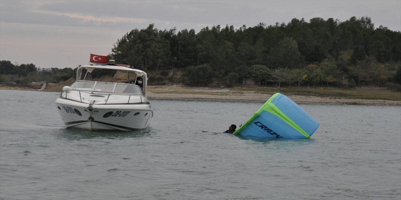 Adana'da paraşütçünün suya düştüğünü zanneden vatandaşlar polisten yardım istedi