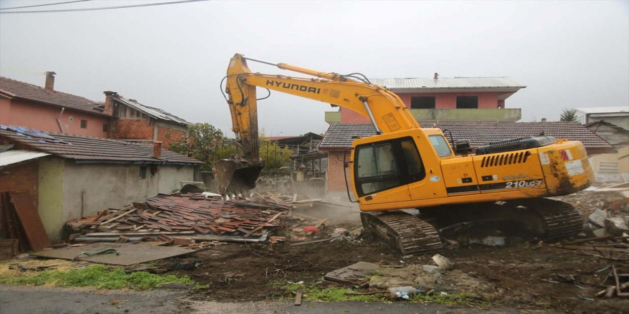 Marmara Depremi'nin "merkez üssü"nde hasarlı binalar yıkılıyor