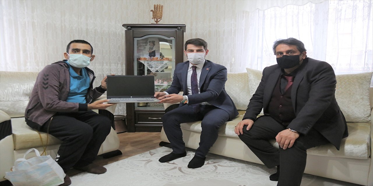 Sivas'ta kanseri 3 kez yenen üniversite öğrencisine bilgisayar desteği