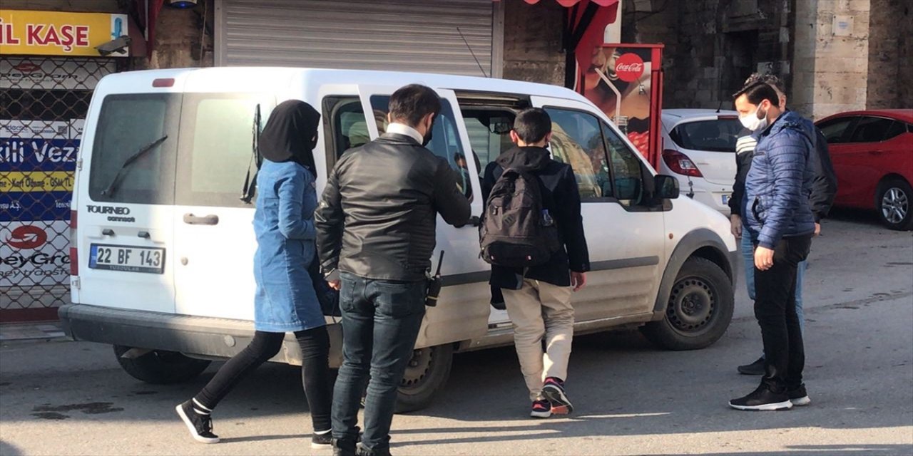 İstanbul'da haklarında kayıp ilanı olan iki çocuk Edirne'de boş sokaklarda gezerken bulundu