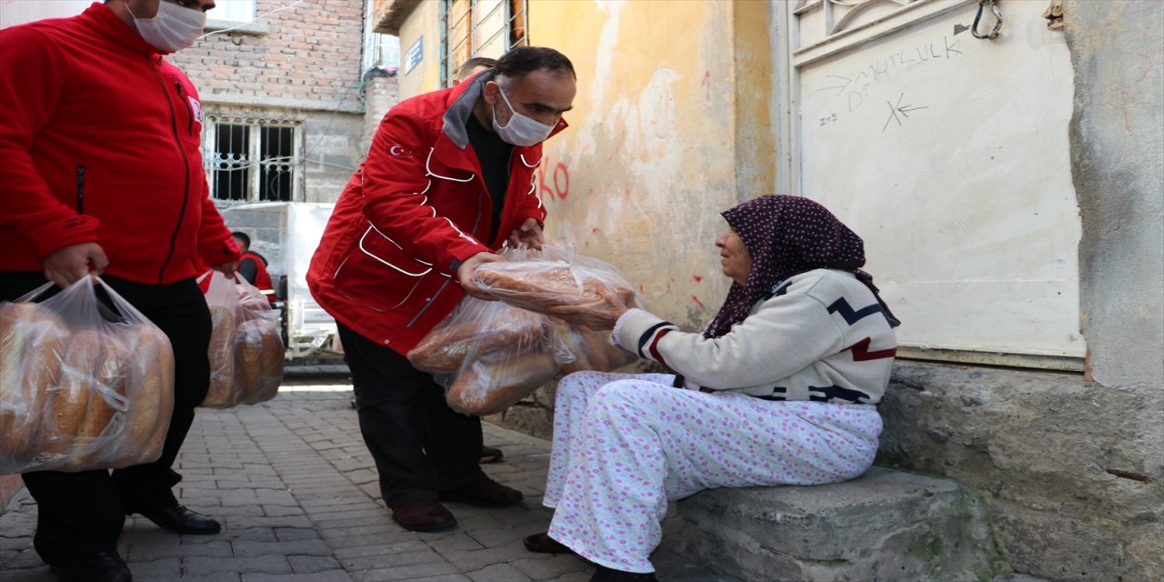 Türk Kızılay sokağa çıkma kısıtlamasında Diyarbakır'da 6 bin ekmeği evlere ulaştıracak