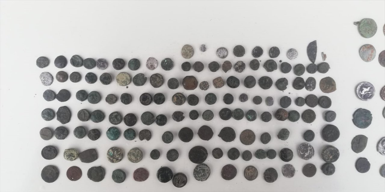 İzmir'deki kaçakçılık operasyonunda 575 parça tarihi eser ele geçirildi