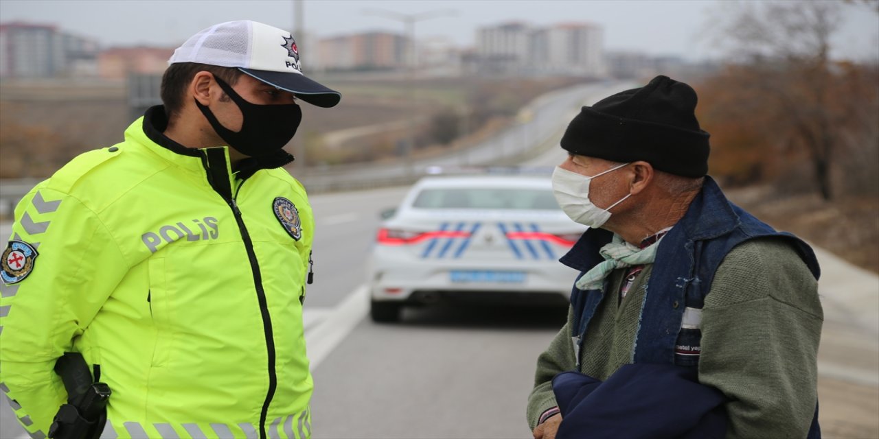 Edirne'de otobanda yürüyen yaşlıyı polis evine götürdü