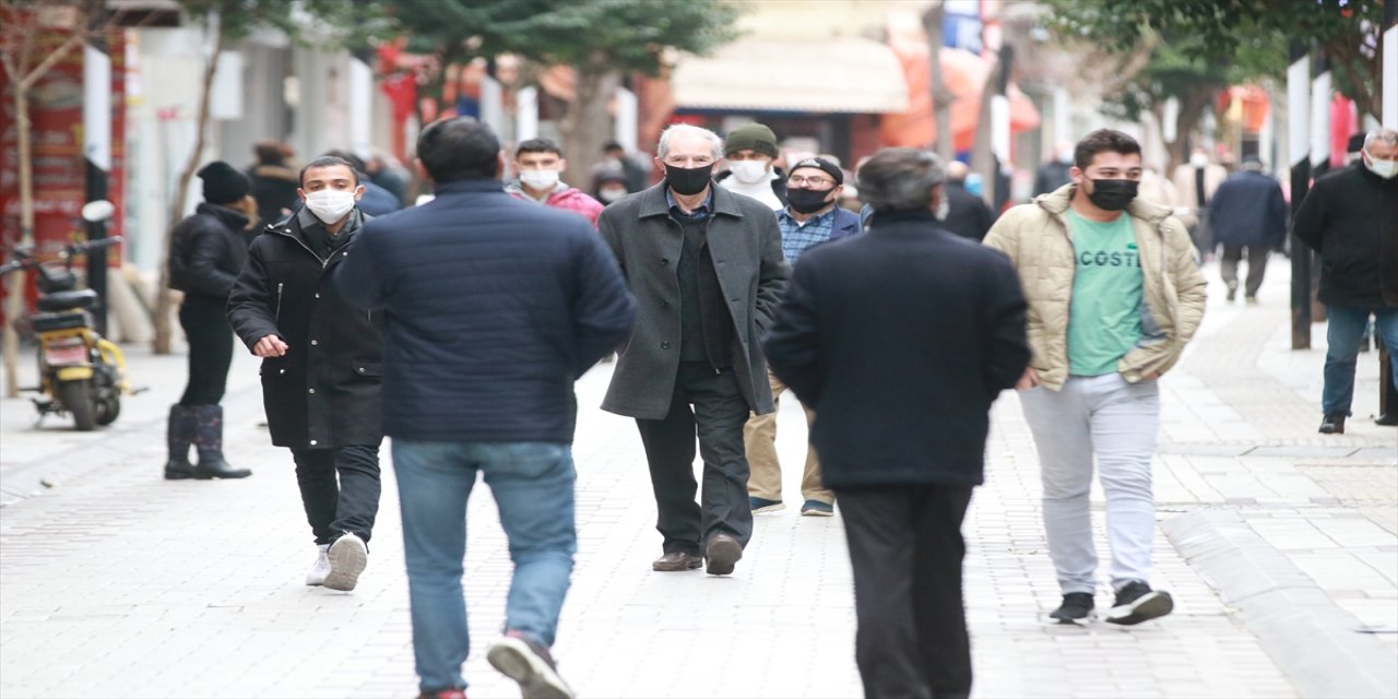 Kırklareli'nde kısıtlamanın bitmesiyle cadde ve sokaklarda hareketlilik başladı