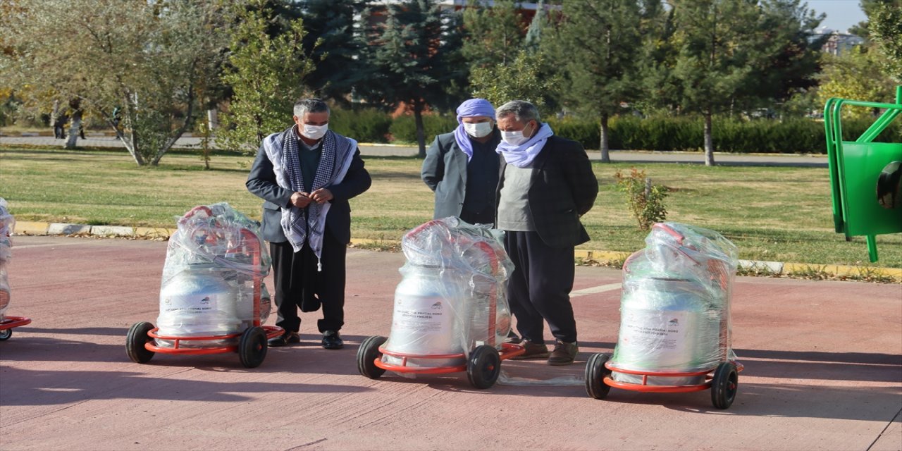 Diyarbakır'da üreticilere 42 seyyar süt sağım makinesi hibe edildi
