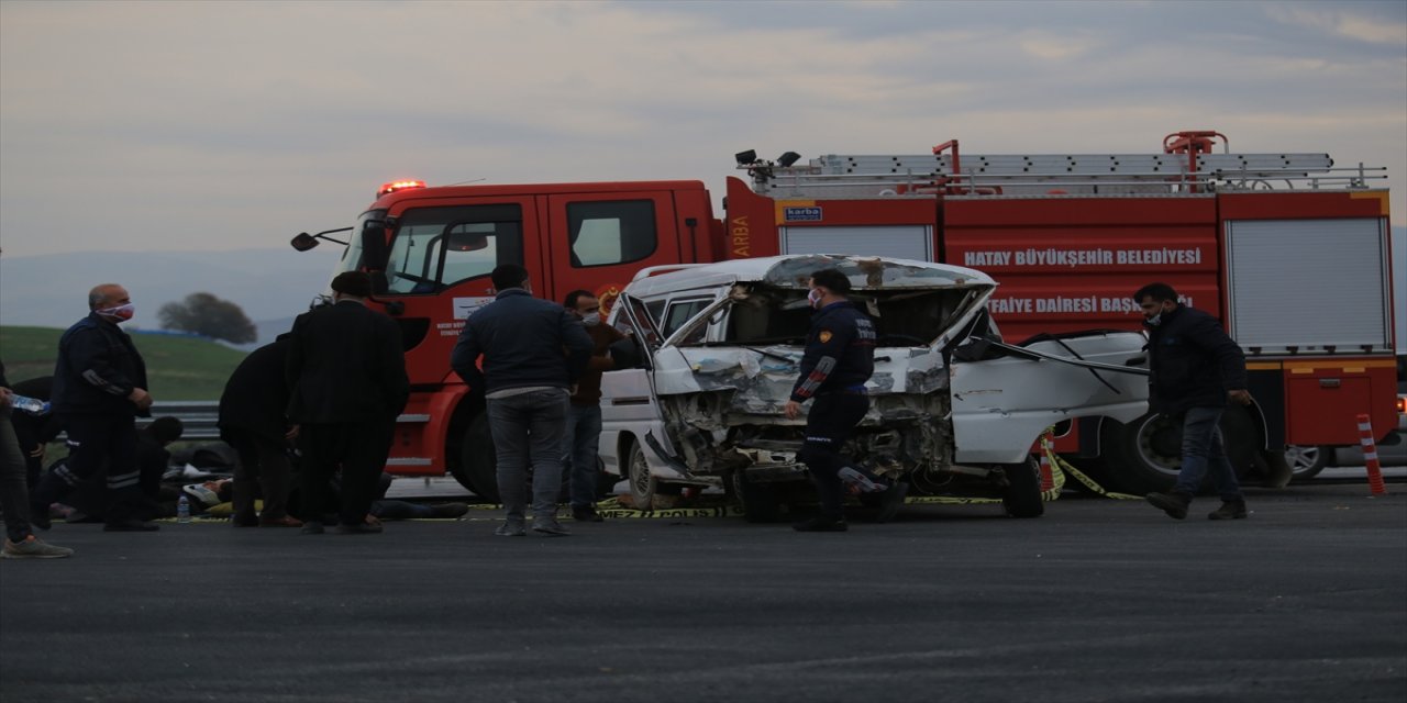 Hatay'da panelvan minibüs ile kamyonet çarpıştı: 2 yaralı