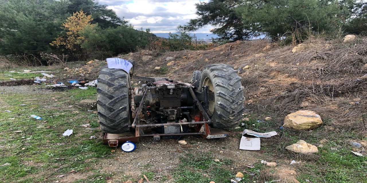 Sakarya'da devrilen traktörün sürücüsü öldü