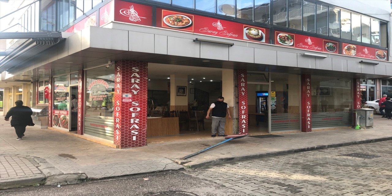 Kocaeli'de otomobilin yayaya ve iş yerine çarpma anı güvenlik kamerasına yansıdı