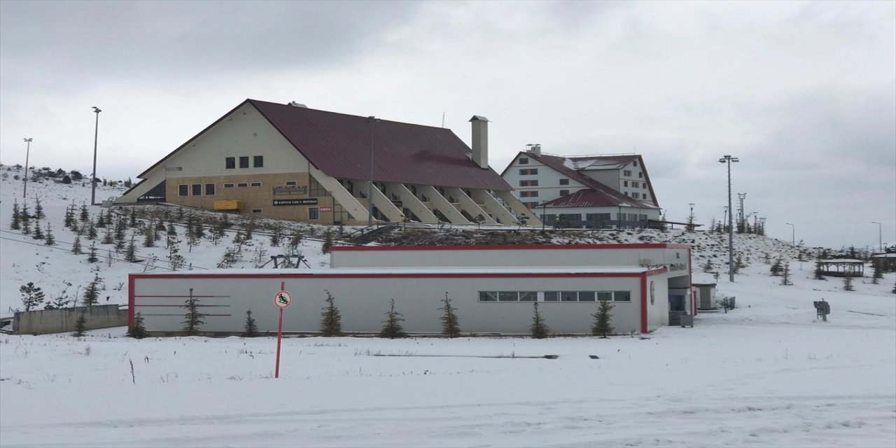 Yıldız Dağı Kayak Merkezi'nde kar yağışı etkili oluyor