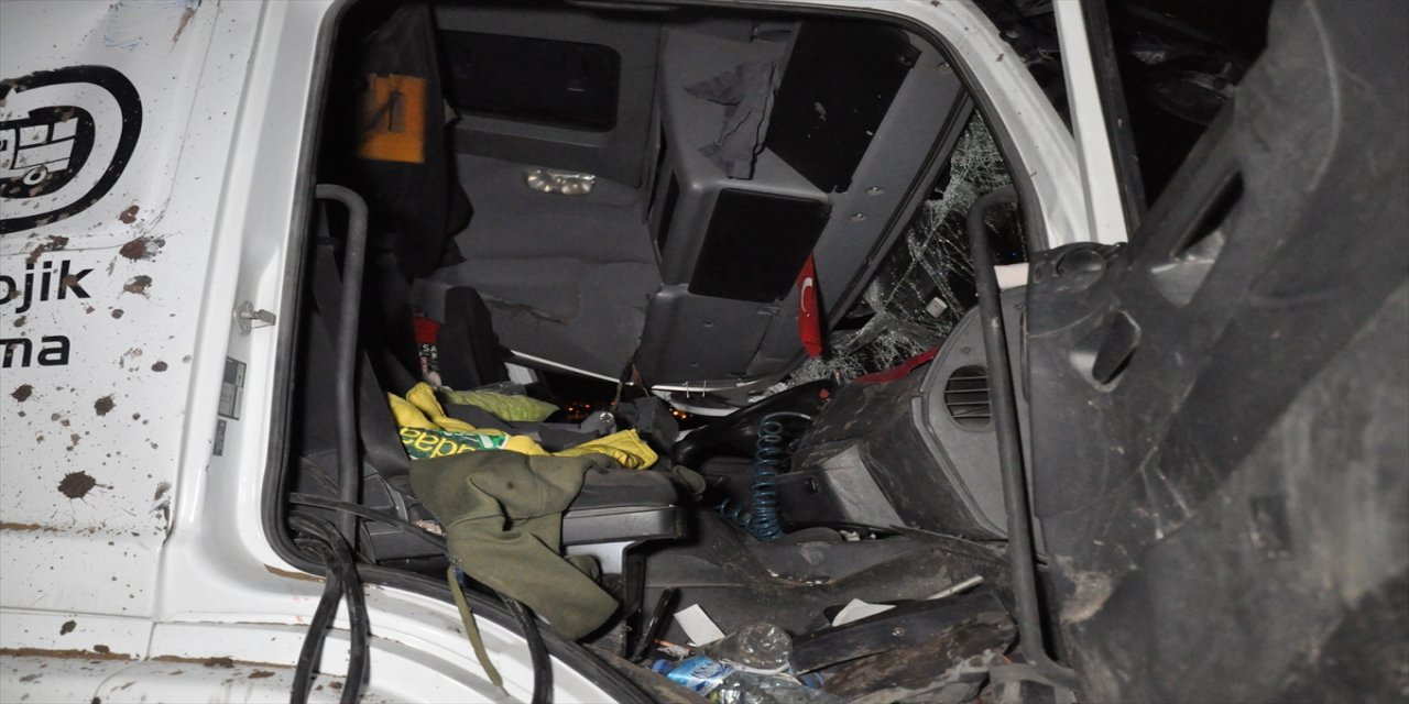 Eskişehir'de park halindeyken çalınan kamyon tarlada devrilmiş halde bulundu