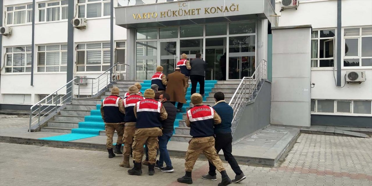 Muş'ta 5 yıl önce güvenlik güçlerine taşlı sopalı saldıran 9 şüpheliden 5'i tutuklandı