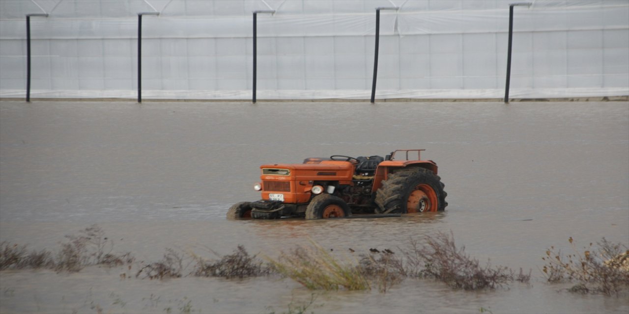 Antalya'da kuvvetli yağış etkisini sürdürüyor