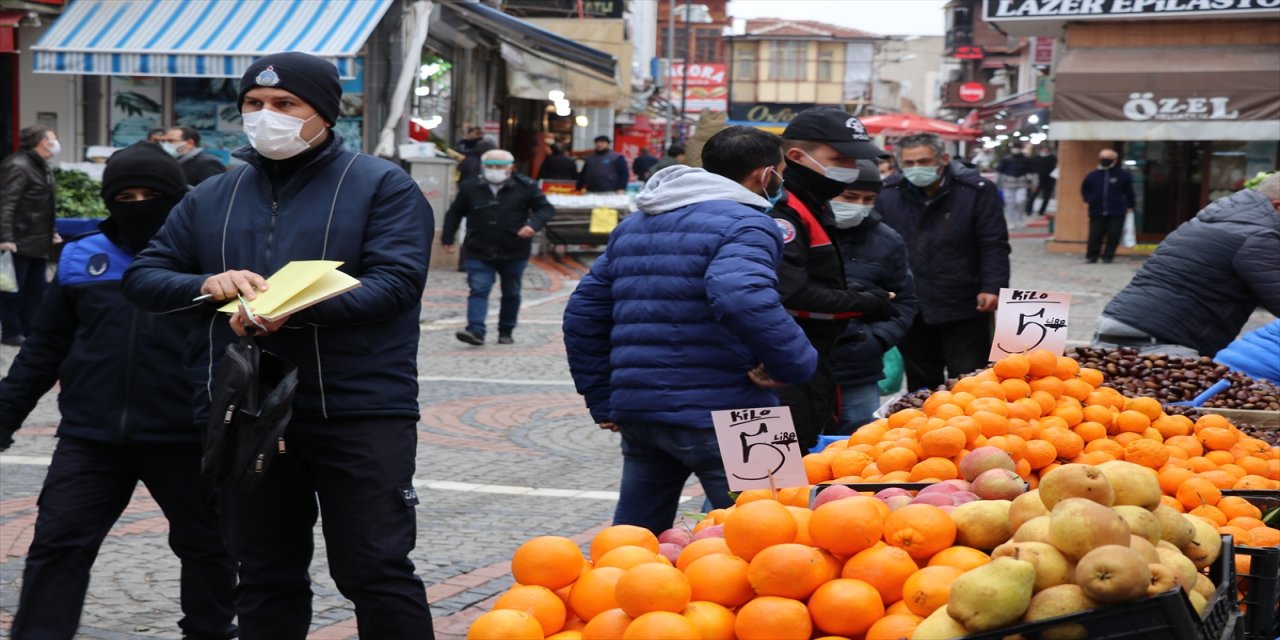 Önünde kuyruk oluşan seyyar satıcılara ceza