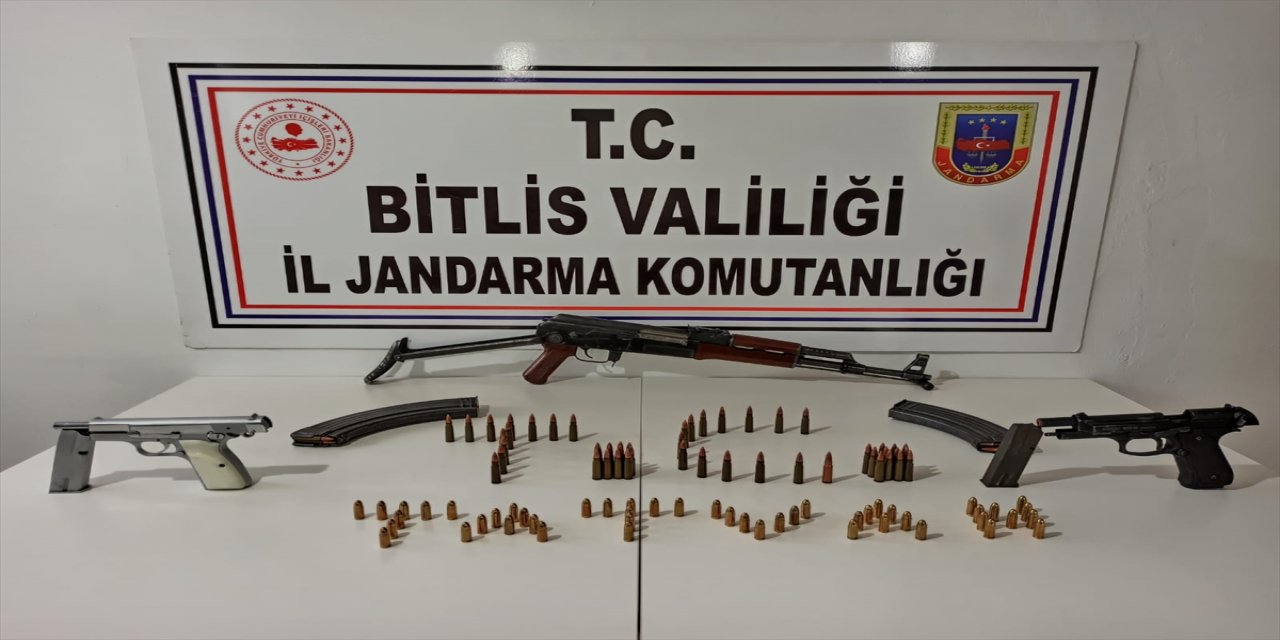 Bitlis'te bir evde yapılan aramada ruhsatsız silah ve fişek ele geçirildi