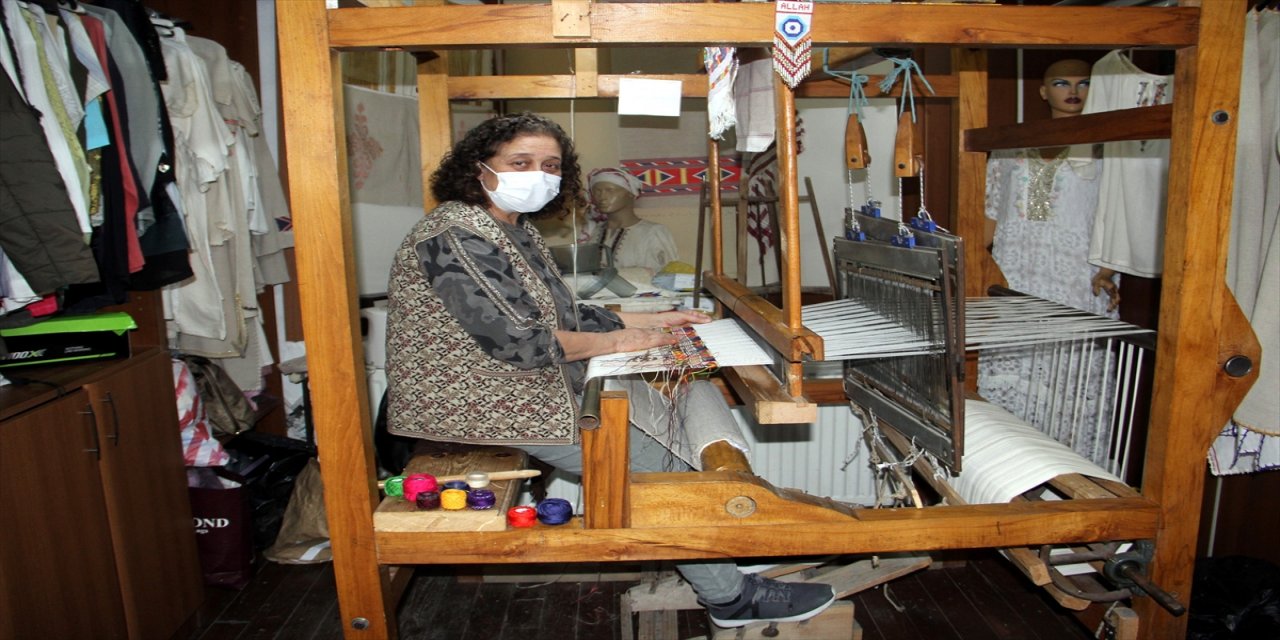 Hobi olarak başladığı keten dokuma işi ekmek kapısı oldu