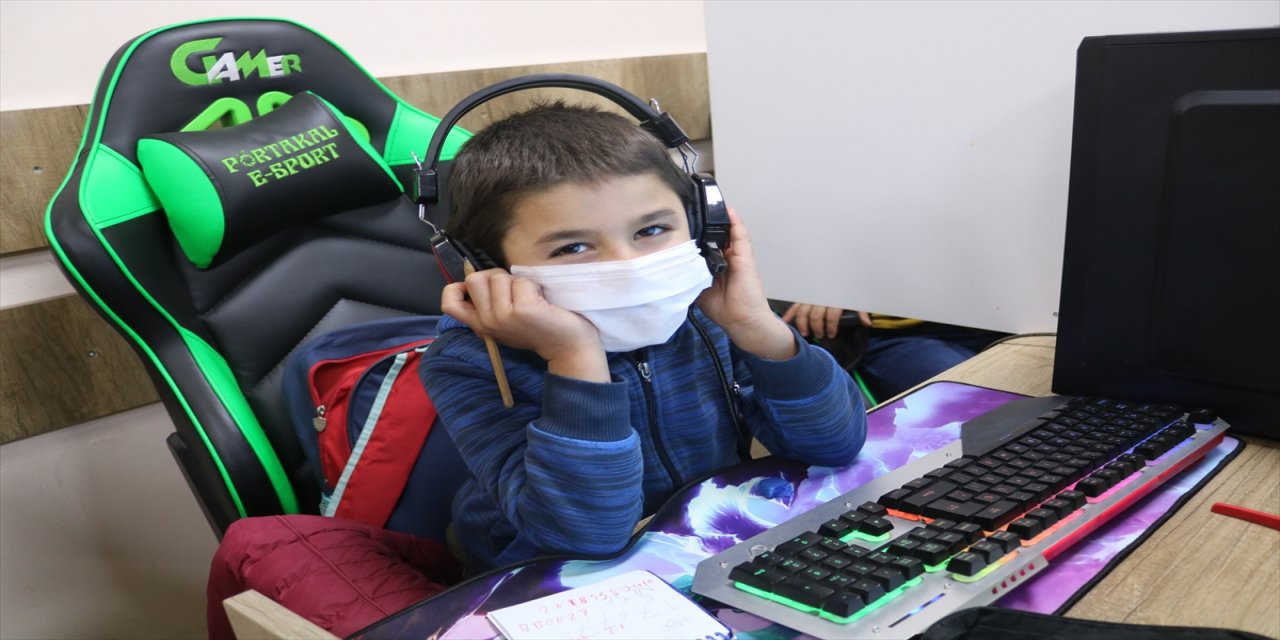 İnternet kafeler, öğrenciler için EBA destek merkezine dönüştürüldü