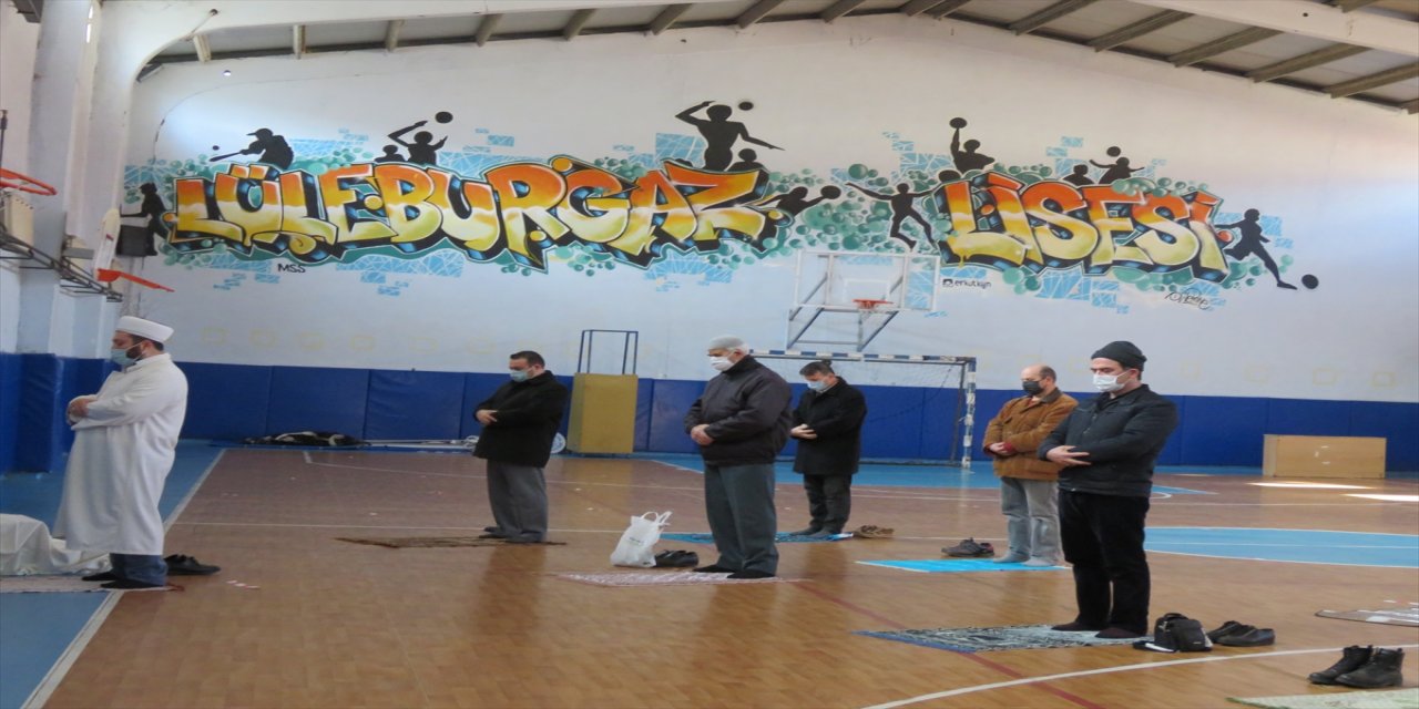 Lüleburgaz'da cuma namazı spor salonlarında da kılındı