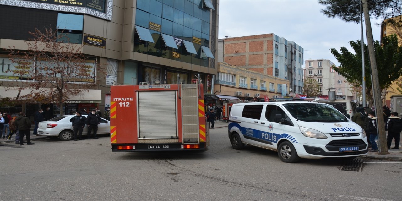 Şanlıurfa'da iş merkezinde çıkan yangın paniğe neden oldu