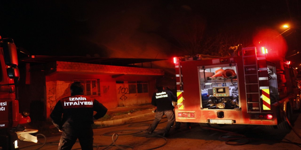 İzmir'de çıkan yangında müstakil ev kullanılmaz hale geldi