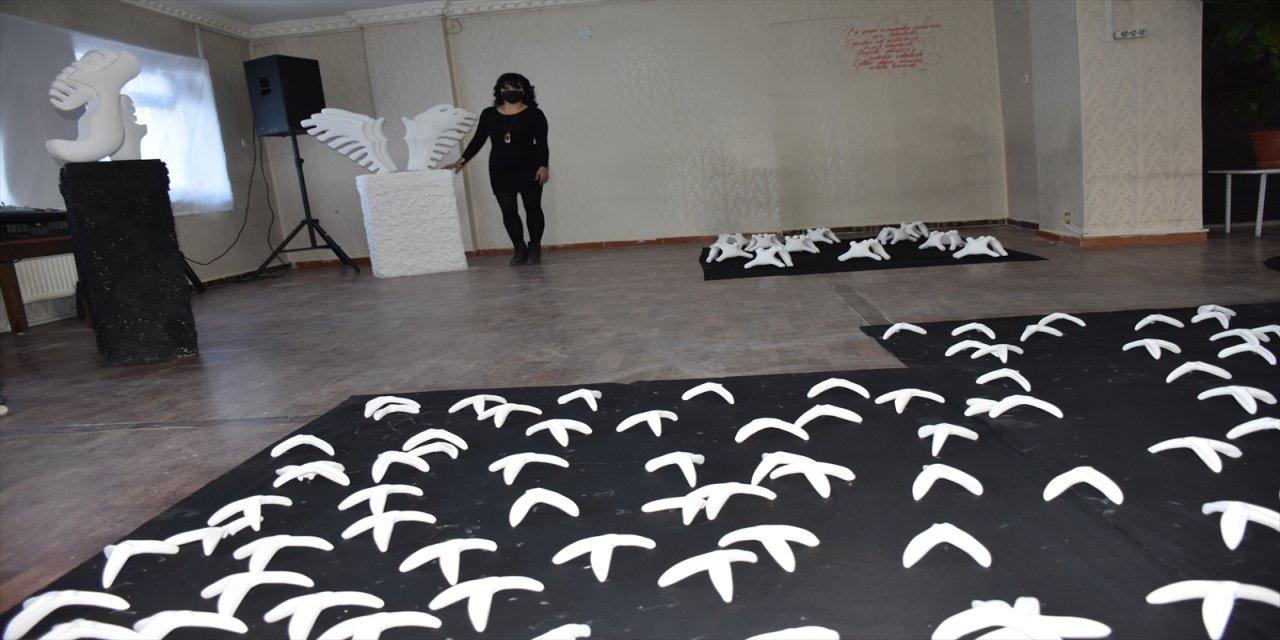 Sanat evine dönüştürdüğü çay ocağında heykel sergisi açtı