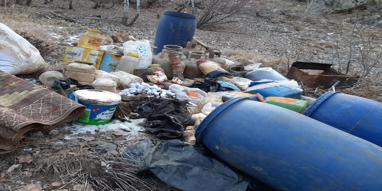 Bitlis'te toprağa gizlenmiş patlayıcı yapımında kullanılan malzemeler ele geçirildi