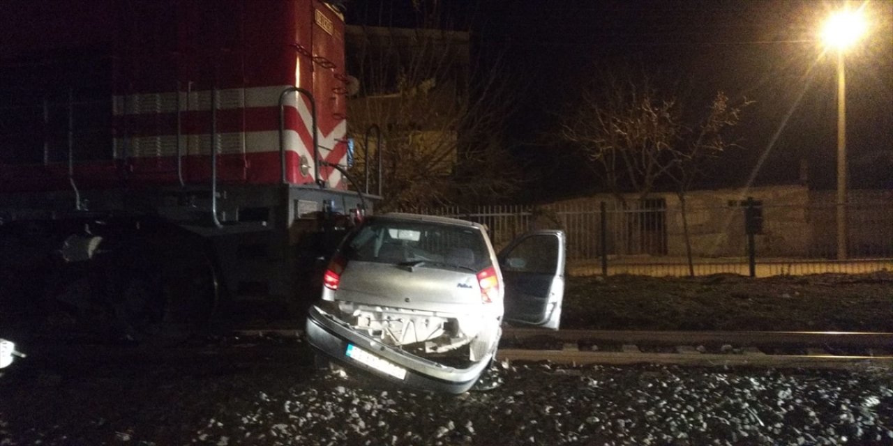 Aydın'da lokomotifin sürüklediği otomobilin sürücüsü yara almadan kurtuldu