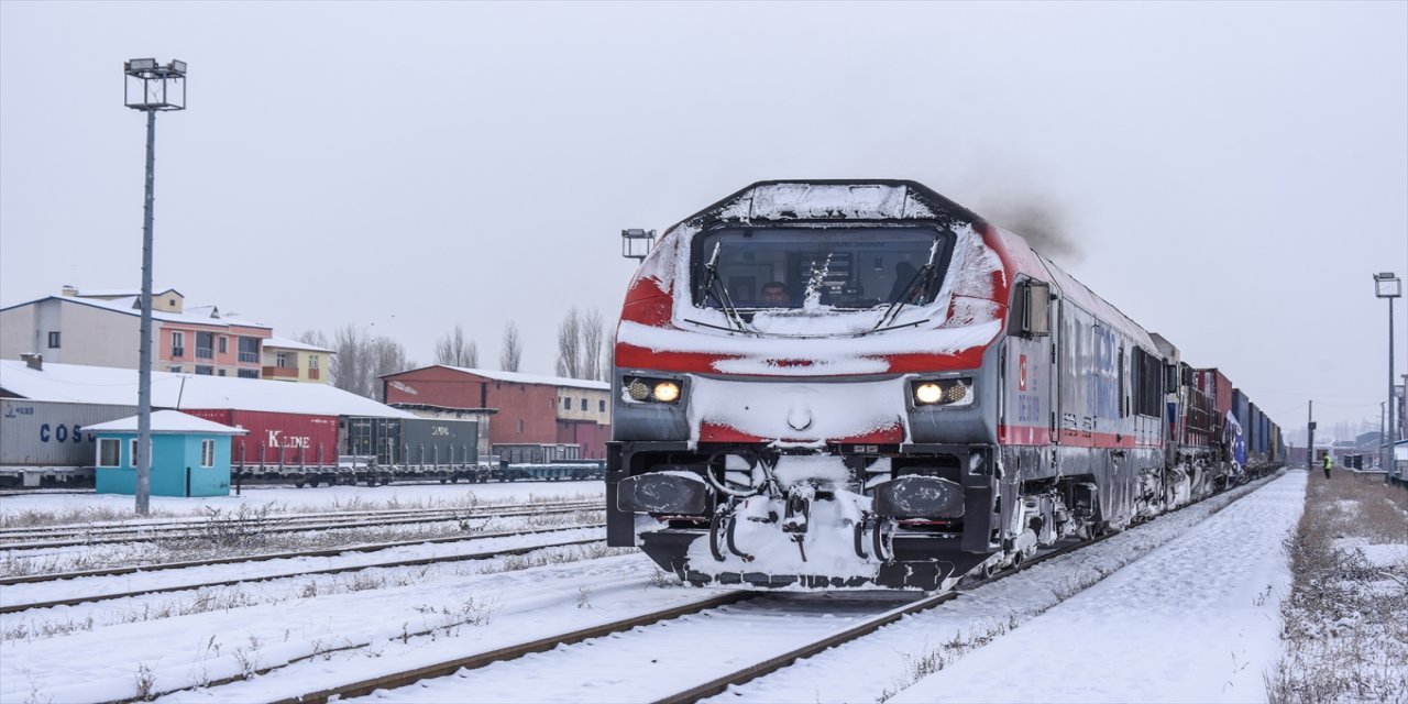 Türkiye'den Çin'e gidecek ikinci blok ihracat treni Kars'tan Gürcistan'a uğurlandı