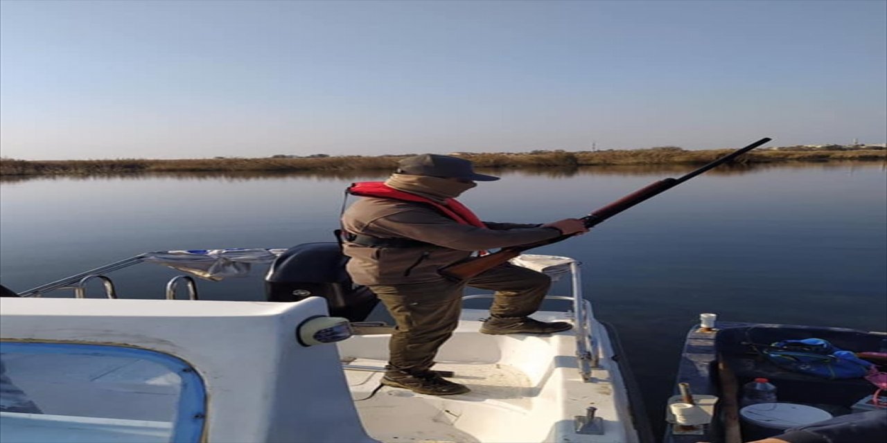 Şanlıurfa'da, Fırat Nehri'nde kaçak avlanan 5 kişi hakkında idari işlem yapıldı