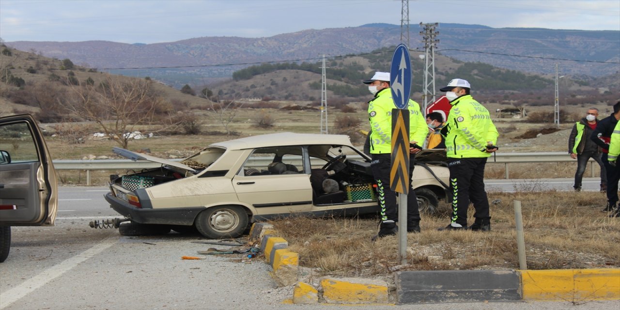 Kastamonu'da otomobille hafif ticari araç çarpıştı: 2 ölü, 2 yaralı