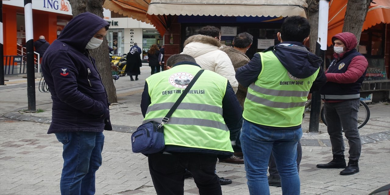 Kırklareli'nde bir kişiye maske takmadığı ve yasak yerde sigara içtiği için 1800 lira ceza yazıldı